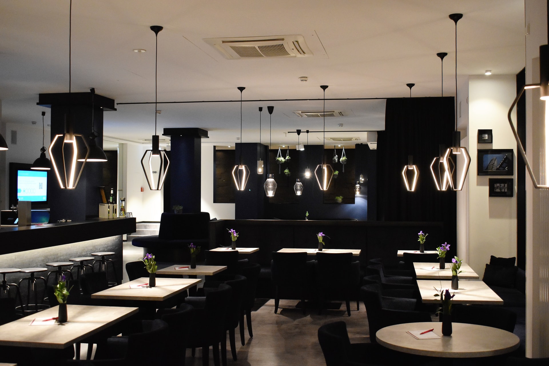 pizza restaurant chain outlet image